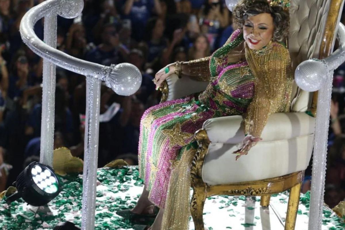 HOMENAGEM PARA A ALCIONE NA SAPUCAÍ, EMOCIONA PÚBLICO NO CARNAVAL